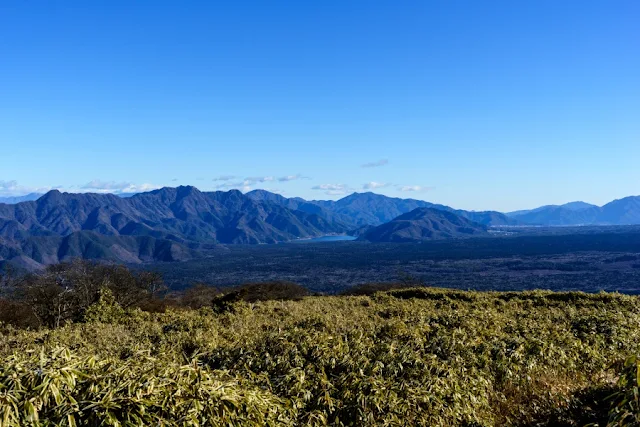 山梨百名山・竜ヶ岳から望む西湖や御坂山地