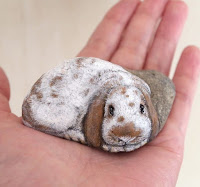 Artista japonesa convierte piedras en pequeños animales adorables