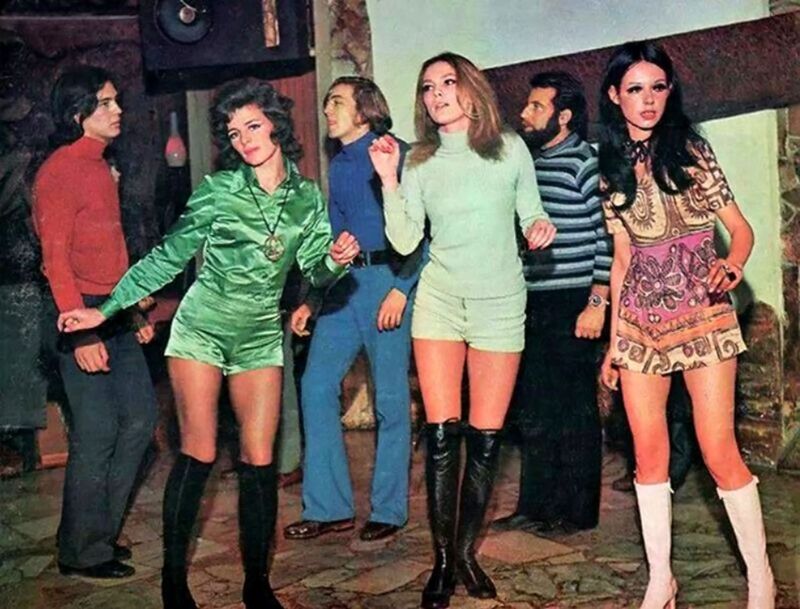 Groovy Sixties: 24 Fabulous Photos Defined the 1960s Women's Fashion ~  Vintage Everyday