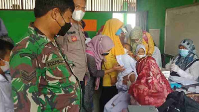 Polsek Tambelang  Gelar  Vaksinasi Presisi Serentak untuk Anak Usia 6-12 Tahun di Sekolah Secara Serempak