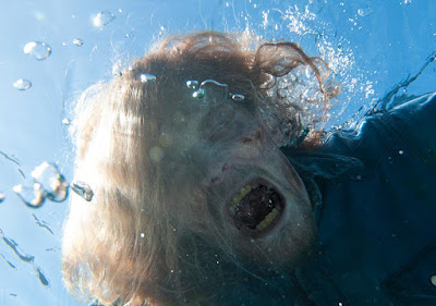 Fear the Walking Dead S02E01: "Monster" 