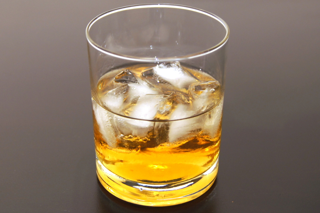 коктейль в стакане со льдом