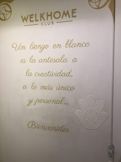 Escrito en la puerta: Un lienzo en blanco es la antesala a la creatividad, lo más único y personal... Bienvenidos