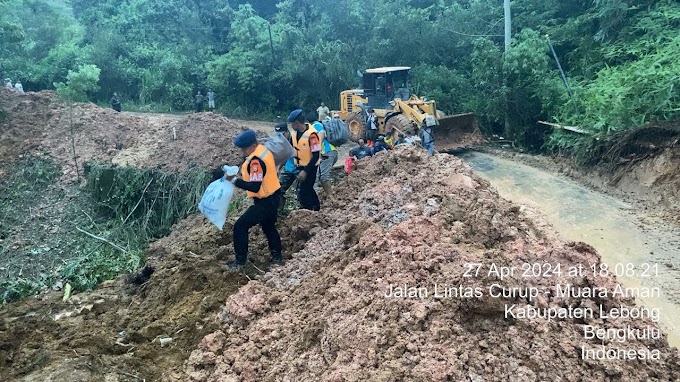 TNI-Polri Bantu Warga Buka Akses Jalan Putus Akibat Longsor