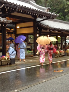 i passanti nei loro coloratissimi yukata per le vie di Kinosaki