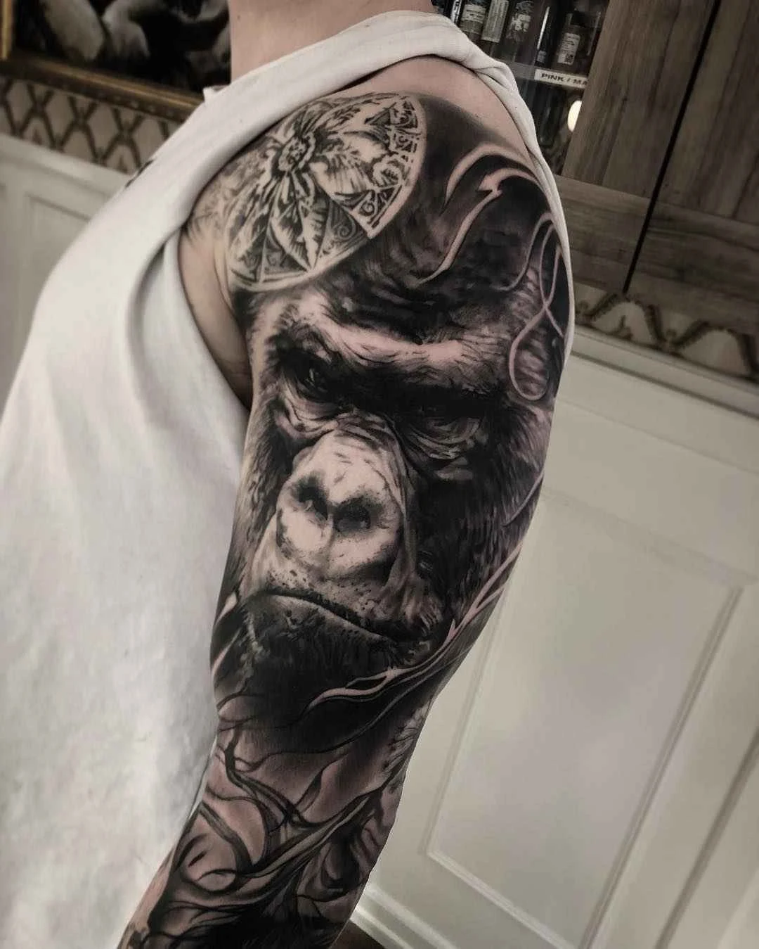 Vemos un tatuaje en blanco y negro de gorila