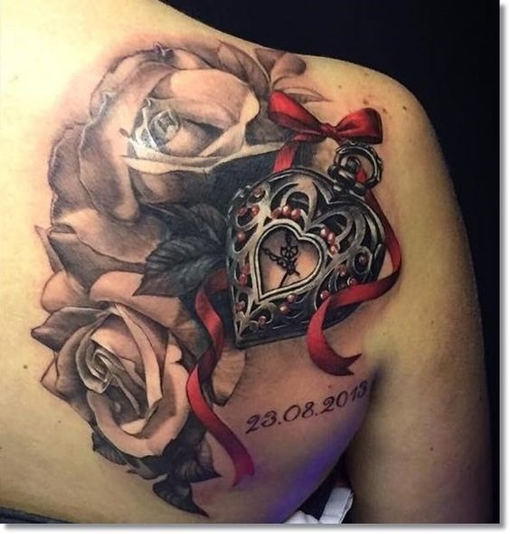 elegante_relgio_de_bolso_de_trs_da_tatuagem