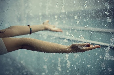 raindrops_falling_onto_girls_hands