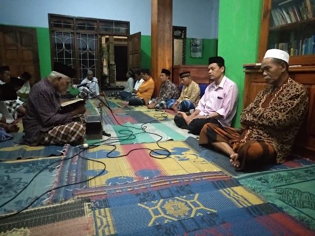 Jamaah tahlil rutin malam Selasa