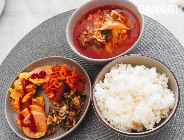 반찬-세가지와-밥-국이-차려진-한-상차림-사진