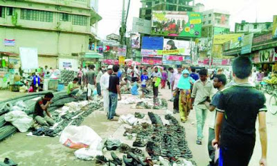 কুমিল্লা নগরীর ফুটপাত হকারদের দখলে