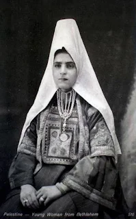 فتاة من مدينة بيت لحم تلبس لباس بيت لحم ومنطقة الوسط عام ١٩٠٠