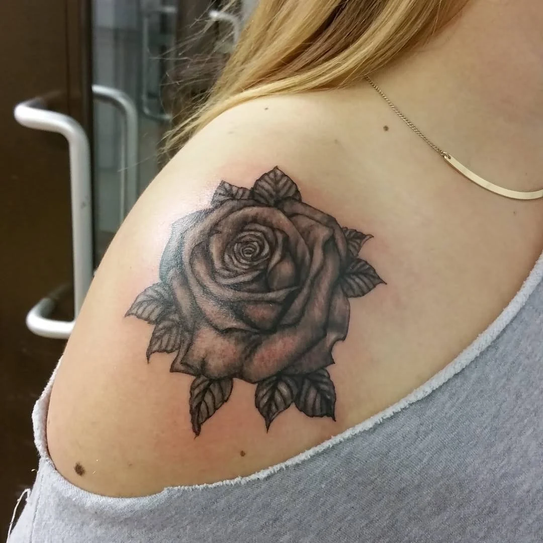 chicas con tatuajes de rosas de diferentes colores