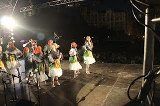 Los grupos de danzas de Barakaldo congregan a medio millar de personas en Herriko Plaza