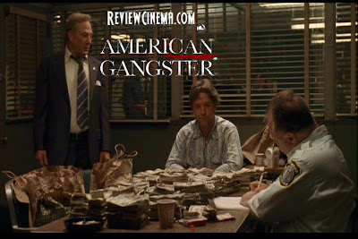 <img src="American Gangster.jpg" alt="American Gangster Richie menyerahkan semua uang yang ia temukan ke kepolisian">