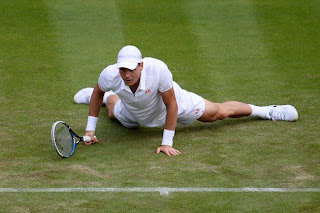 Foto - Lapangan Rumput Wimbledon Menyusahkan Petenis