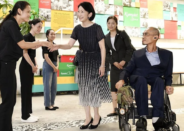 Japanese Crown Princess Kiko visited a company in Hanoi