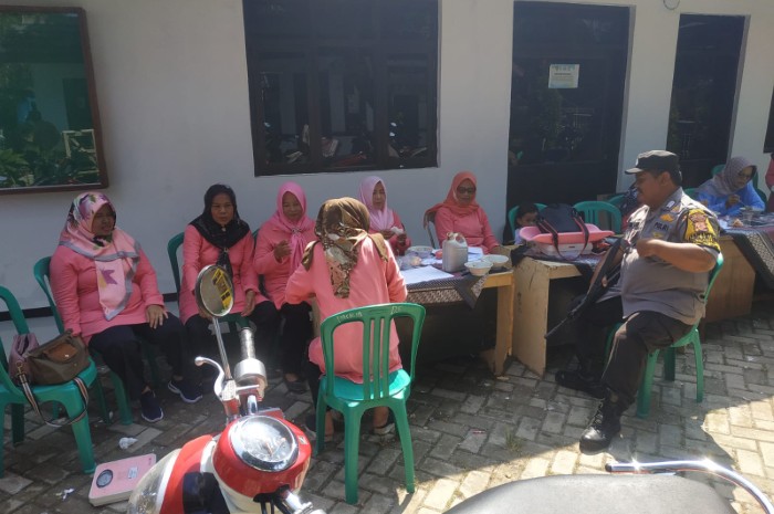 Polsek Bhabinkamtibmas Sambang Emak-Emak, Wujudkan Kebersamaan Jaga Keamanan