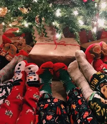 Selfies em Família:  Reúna todos para uma selfie em frente à árvore de Natal. A diversão em grupo é sempre uma ótima ideia!