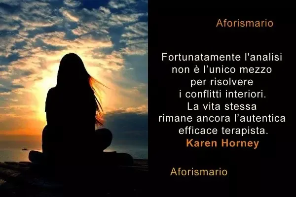 Ragazza seduta osserva il tramonto