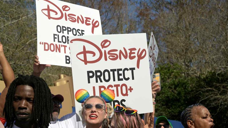 Militantes LGBT se jogaram pela Disney World