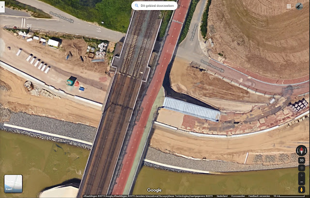 Schermafbeelding Google Maps met satellietbeeld van de spoor- en fietsbrug bij Lent