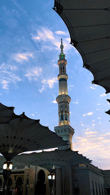 خلفية هاتف تصوير مظلات ومنارة المسجد النبوي عند الغروب