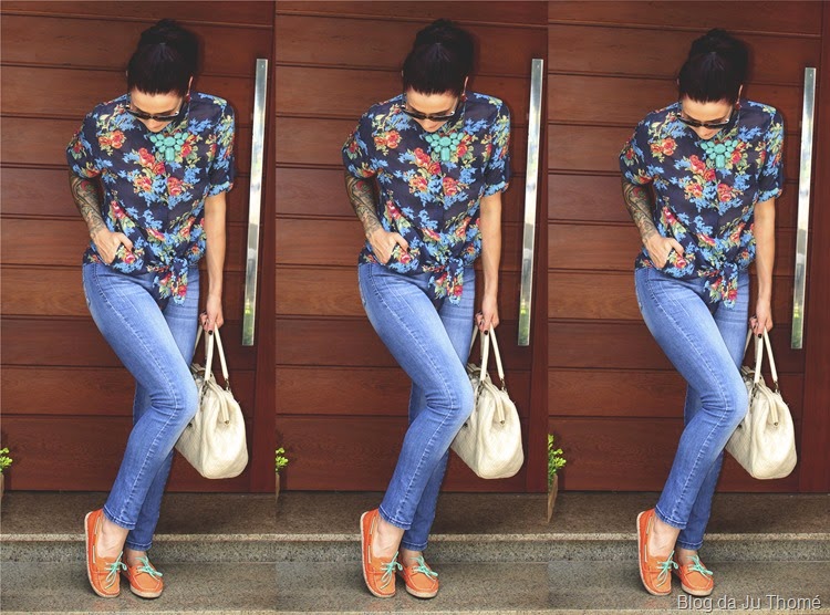 look calác jeans, camisa floral e dockside