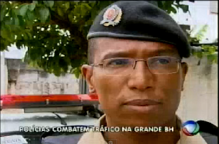 http://videos.r7.com/policias-fazem-operacao-contra-o-trafico-de-drogas-em-confins/idmedia/52a2510d0cf2768425a53326.html