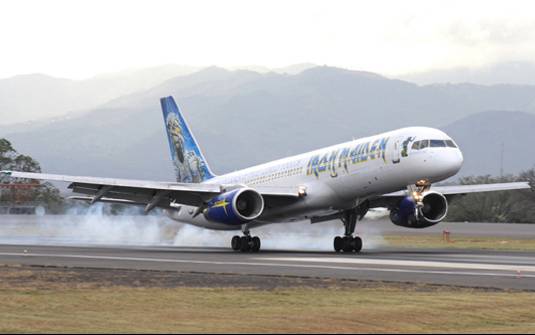 O avião Ed Force One carregando a banda Iron Maiden decola em Costa Rica