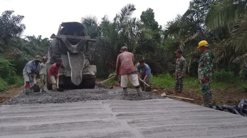 Sasaran Fisik Nyaris Tuntas, Personel Satgas TMMD dan Warga Fokus Pembuatan Jalan Rigid Beton