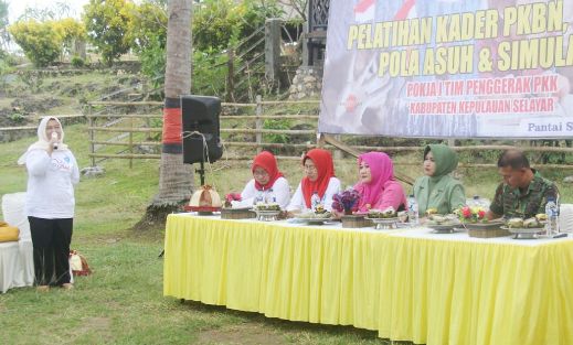 Ketua TP.PKK Kep. Selayar, Buka Pelatihan Kader PKBN