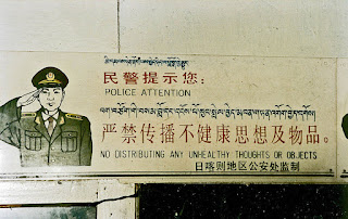 Cartel a la entrada de un café, Nyalam, Tíbet