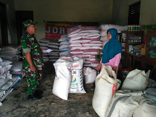 Musim Tanam Padi Babinsa Komsos Dengan Pedagang Pupuk