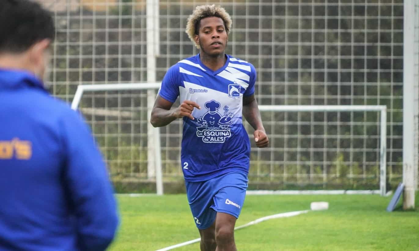 Joao Ortiz en un entrenamiento con Delfín.