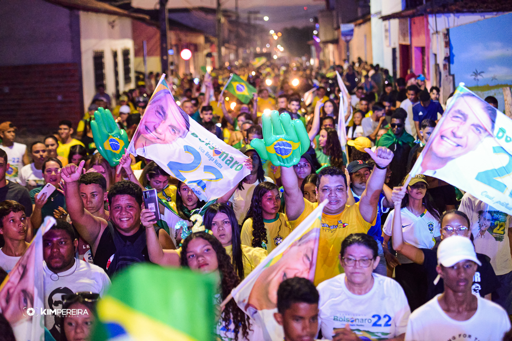 Carreata em apoio a Bolsonaro percorre ruas e avenidas de Chapadinha