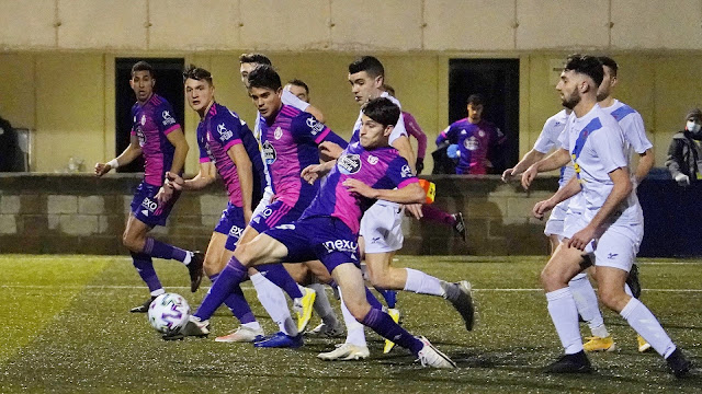 Toni Villa empuja a la red el balón enviado por Michel al sacar una falta. Kuki Zalazar, Miguel Rubio y El Yamiq se aprestaban tambíen al remate. C. D. CANTOLAGUA 0 REAL VALLADOLID C. F. 5. 15/12/2020. Copa del Rey, 1ª ronda. Estella, Navarra, estadio de Merkatondoa.