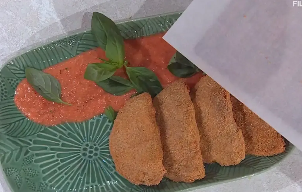 Panzerotti di melanzane fritte e salsa piccante