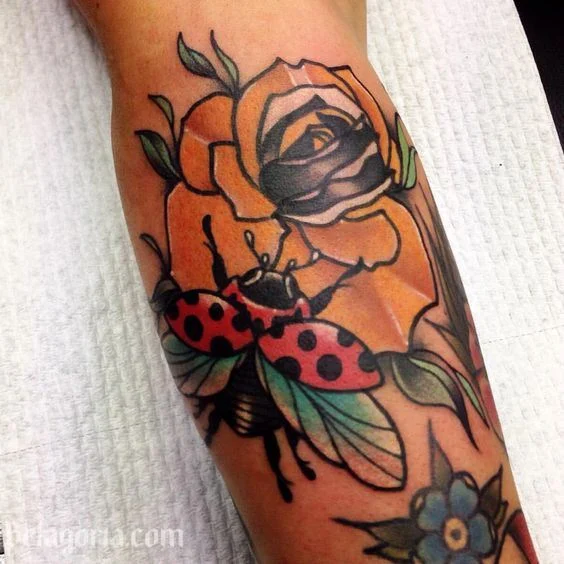 Una chica con un tatuaje de mariquita