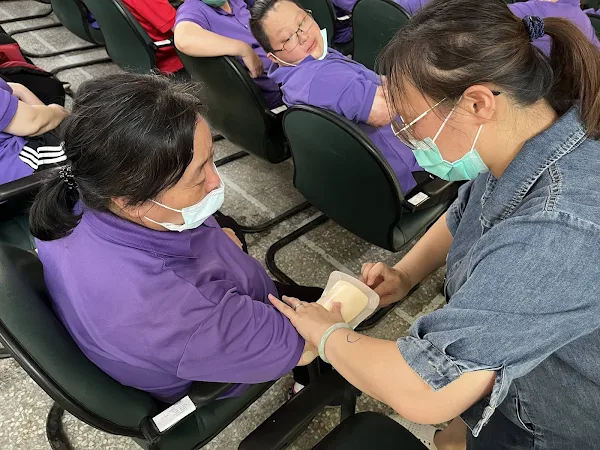 ▲彰化榮家近日邀請臺中榮總埔里分院廖巧萍護理師，分享末期症狀照護與實務操作經驗，探討傷口清潔、敷料選擇及皮瓣傷口處置等關鍵知識，提升照護人員的專業技能，讓長輩安心、舒適地度過每一天！（彰化榮家提供）