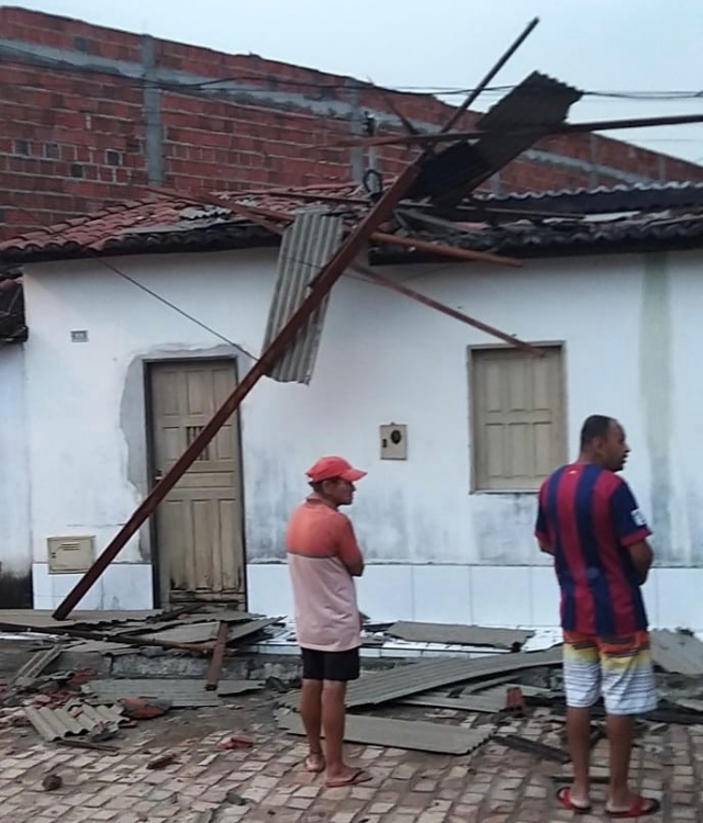 Chuva com ventos fortes destelha casas e assustam moradores em Quixabeira