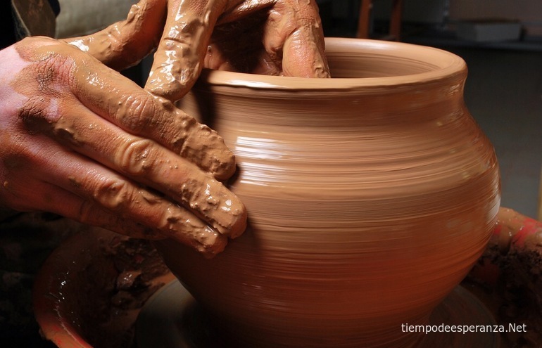 El alfarero dando forma a la vasija de barro