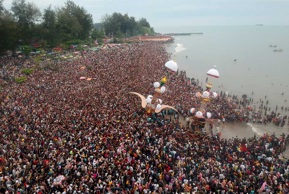 Pantai Gandoriah Pariaman Karo Gaul