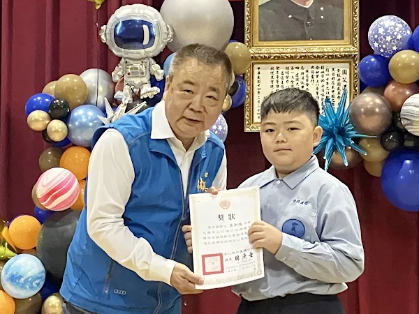 ▲和美鎮長林庚壬頒獎勉勵鎮內185位模範兒童，期許孩子們面對任何挫折時，也要保持一顆努力不懈的心，繼續吸收經驗成長茁壯，航向未來人生的新篇章。（和美鎮公所提供 ）