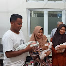Pj Bupati Ahmadlyah Mengunjungi Keluarga Melahirkan Kembar Tiga di RSUD Simeulue