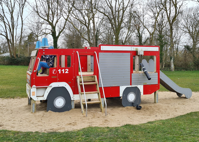 3 besondere Spielplätze auf Fehmarn. Das Feuerwehrauto auf dem Spielplatz in Meeschendorf ist der Hit! Ein geniales Ausflugsziel, das zudem wunderbar mit anderen Attraktionen kombinierbar ist.