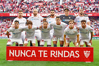 SEVILLA F. C. Temporada 2022-23. Ivan Rakitić, Nemanja Gudelj, Karim Rekik, Bono, Rafa Mir. Marcos Acuña, Bryan Gil, Papu Gómez, Erik Lamela, Manu Bueno y Gonzalo Montiel. SEVILLA F. C. 1 🆚 REAL MADRID C. F. 2 Sábado 27/05/2023, 19:00 horas. Campeonato de Liga de 1ª División, jornada 37. Sevilla, estadio Ramón Sánchez Pizjuán: 29.586 espectadores. GOLES: ⚽1-0: 3’, Rafa Mir. ⚽1-1: 29’, Rodrygo. ⚽1-2: 69’, Rodrygo.