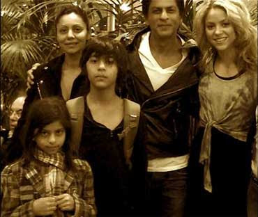 Shahrukh Khan Family, Shahrukh Khan Wife Gauri Khan, Shahrukh Khan Kids Aryan Suhana, Bollywood Families, Bollywood FIFA 2010, FIFA Bollywood