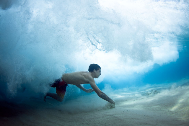 Fotos submersas de banhistas passando debaixo de ondas