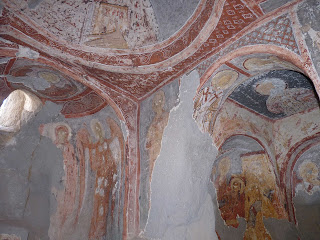 Pinturas en Agacalti Kilise o Iglesia bajo los árboles.